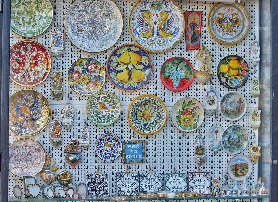 a mozaik plate shop in Assisi, Italy