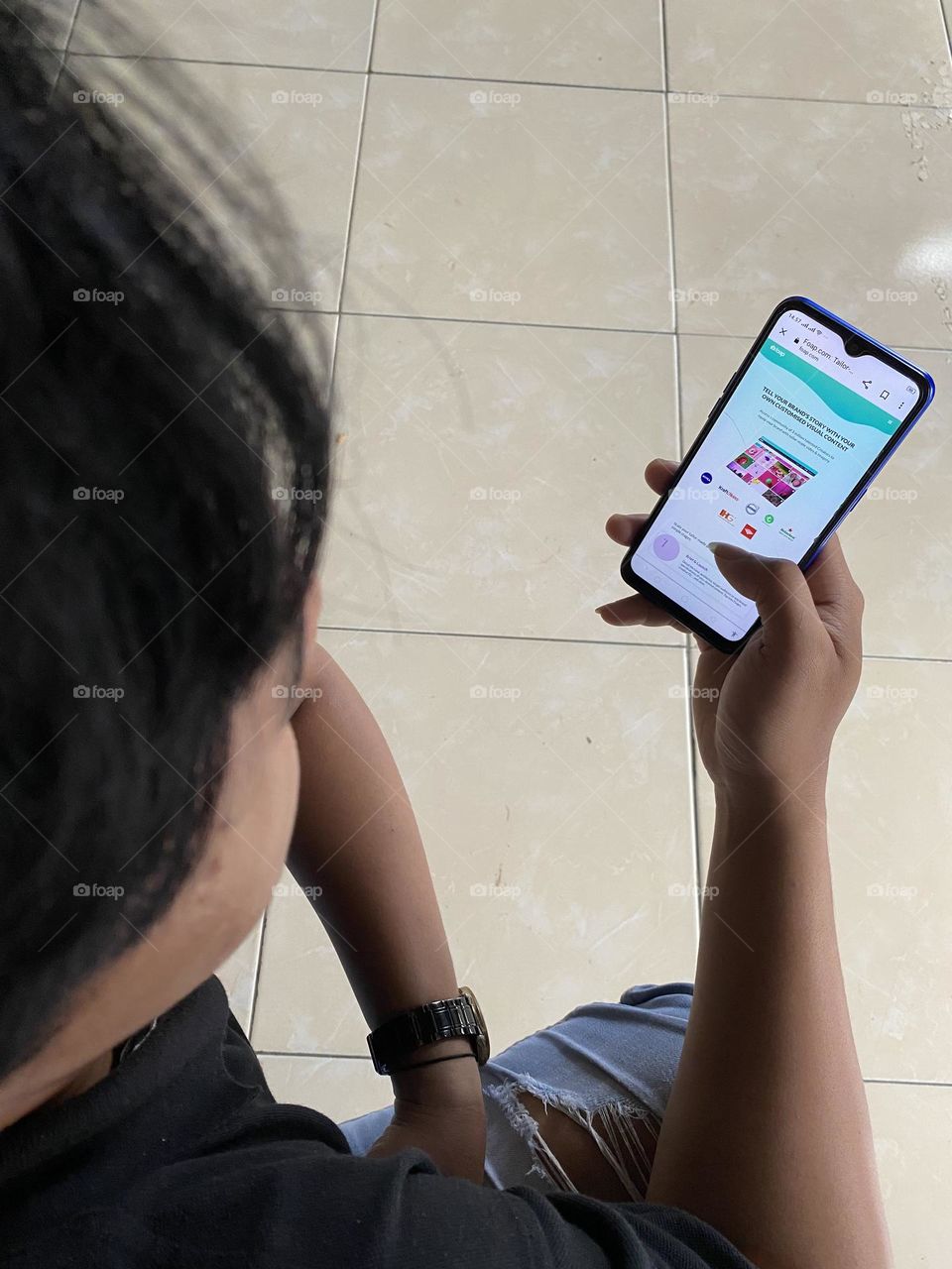 A man is opening the Foap app on his phone