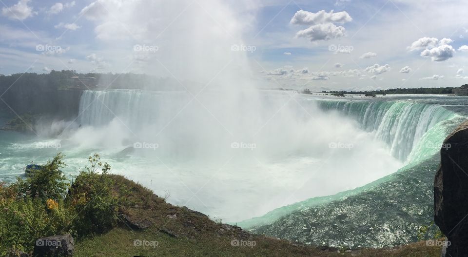 Scenic view of Niagara falls with horseshoe
