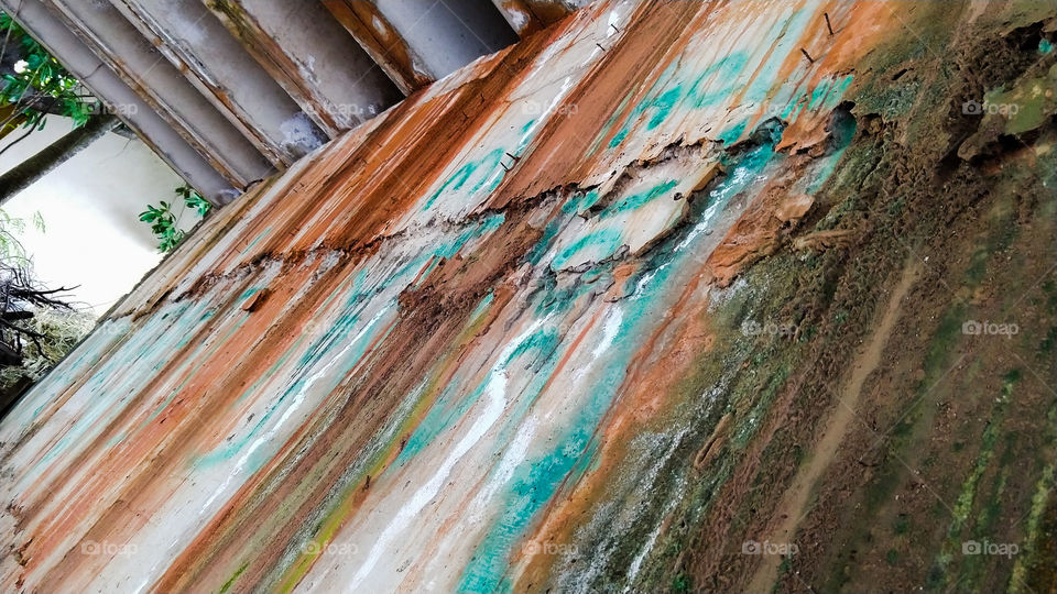 Parede de concreto, cores dos fungos, embolorada e com cor de lama.