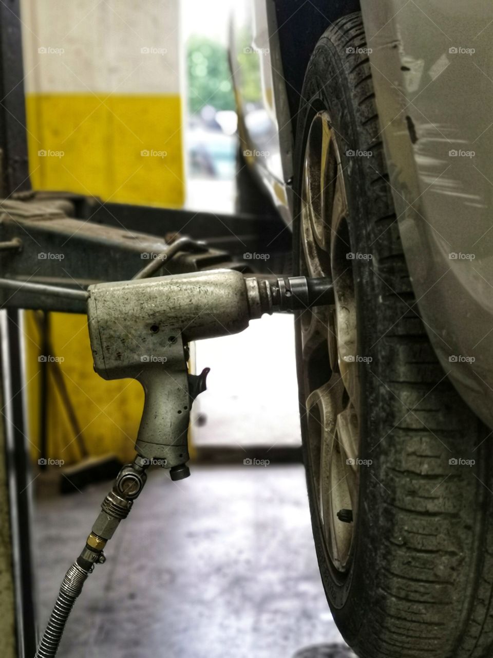 Pneumatic screwdriver for tire repairer