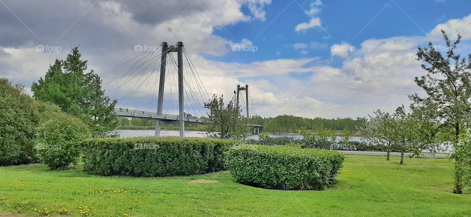 вид на навесной мост в городе Красноярске