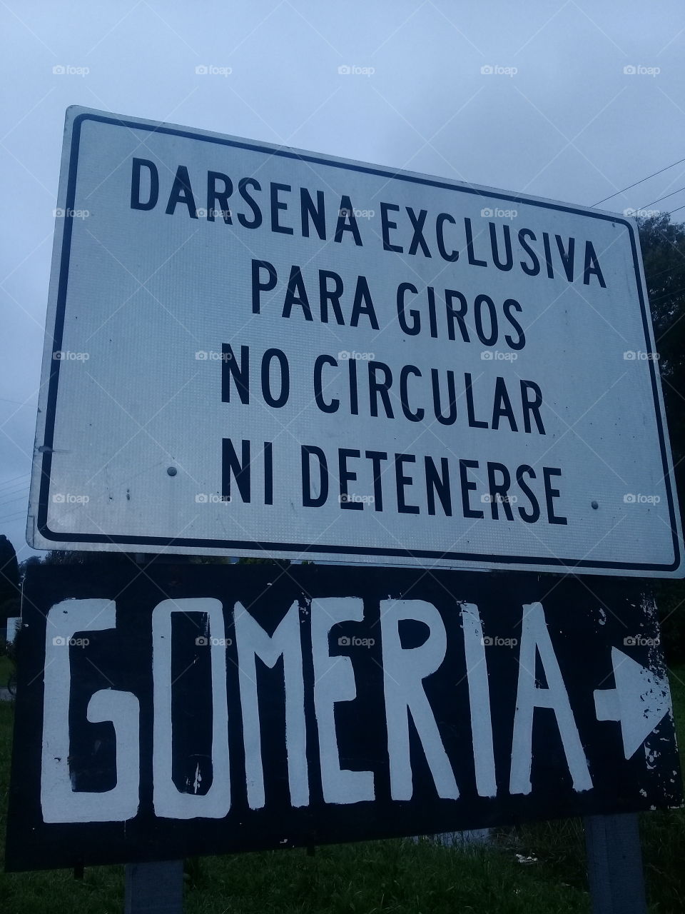 cartel indicador de comercio a la vera de la ruta provincial n° 28 en General Rodríguez,provincia de Buenos Aires.Argentina