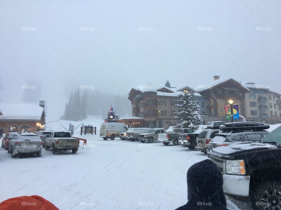 Snowing on the mountain 