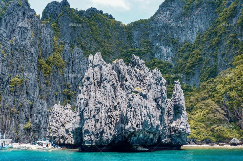 Ever been to one of the many islands of the Philippines? This one here is in El Nido, Palawan. The island is rich in solid rock formations and pristine, white sand beaches. This is a must-visit. 🌊🌿