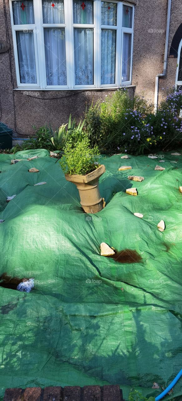 jardín cubierto por manta