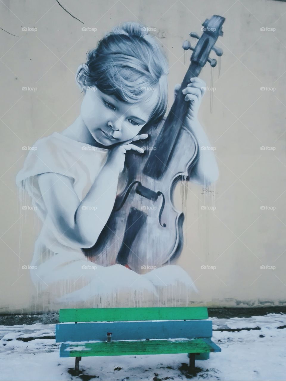 Girl with a violin, graffiti on the wall
