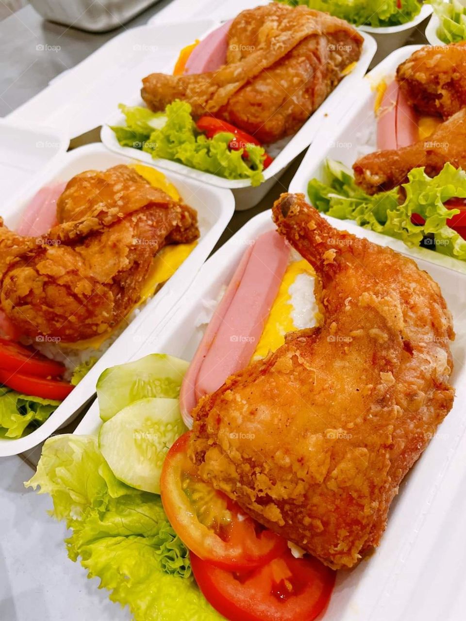 Cơm đùi gà chiên.