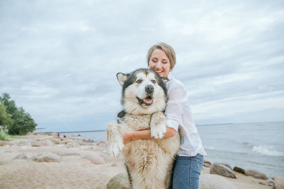 lindo cachorro com sua dona de camisa branca