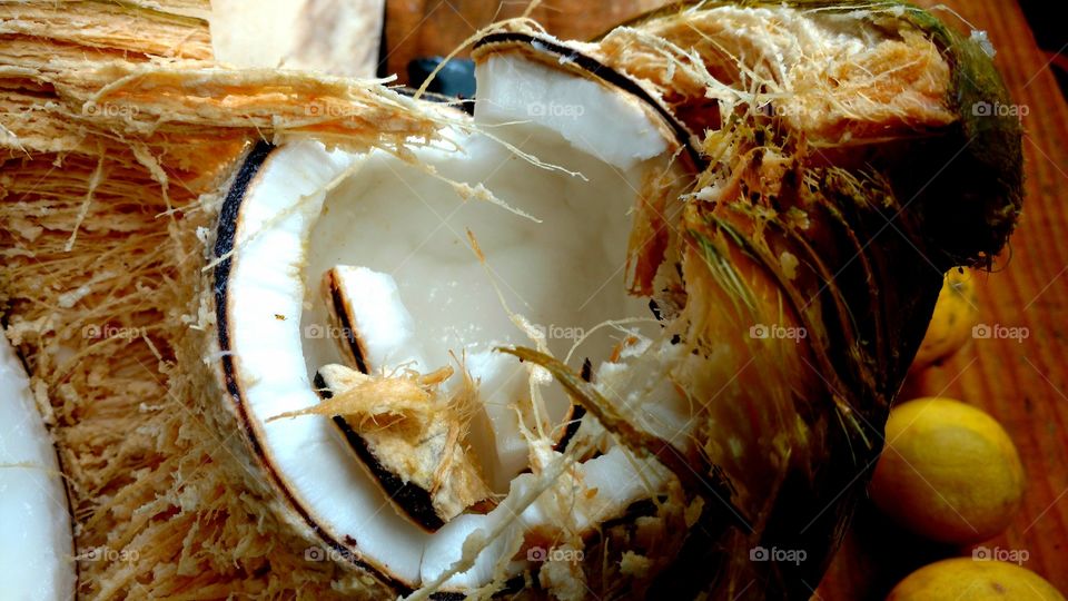 Côco quebrado. Castanha.