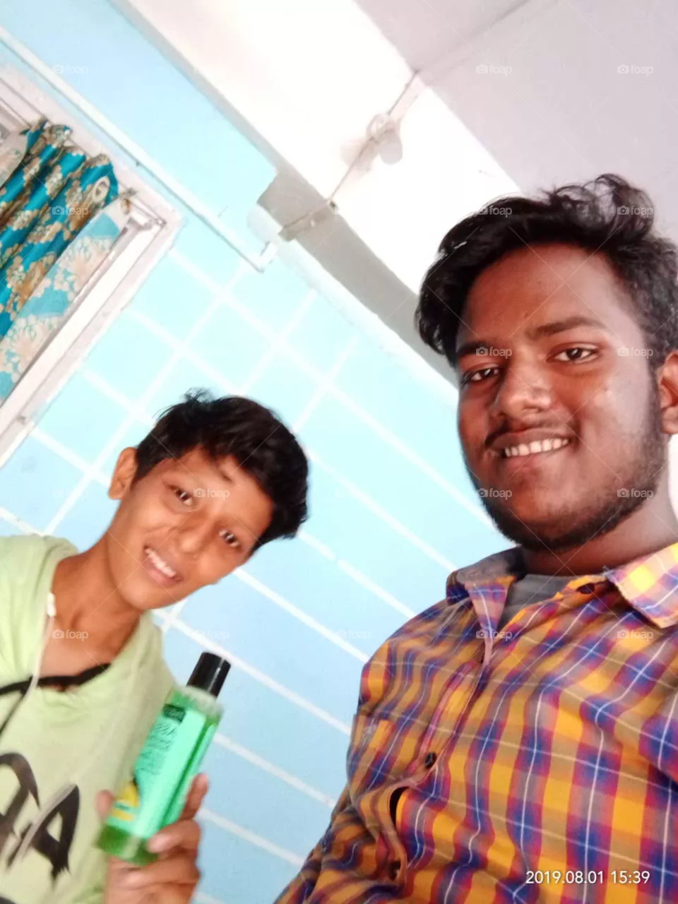 two teenegers injoying friendship