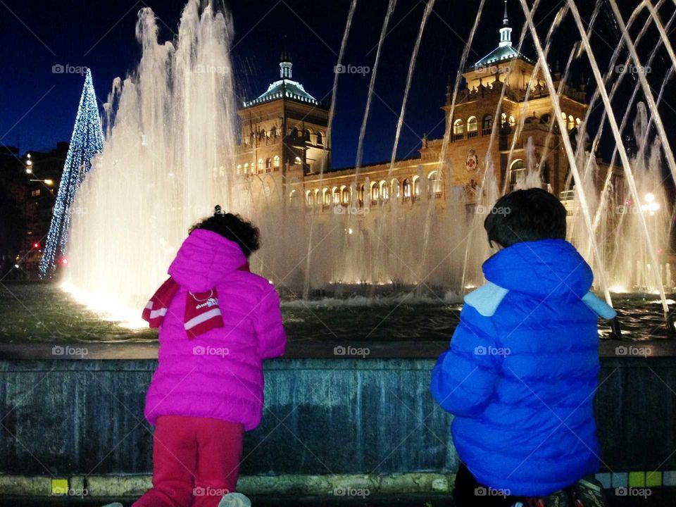 children looking at the fountain