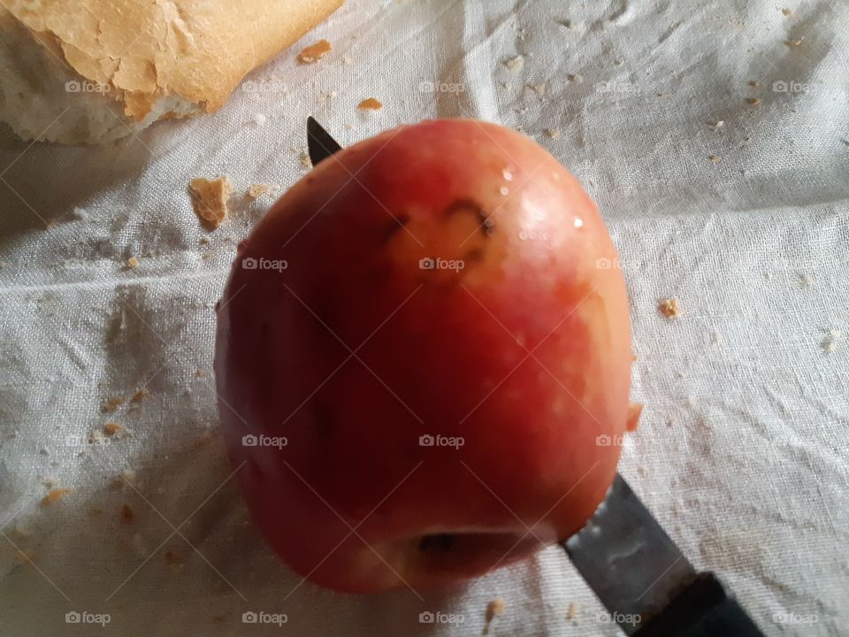 a heart on the red apple