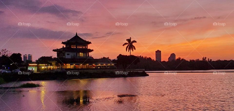 Enjoy the pretty natural scenery: the sun goes down and the night falls