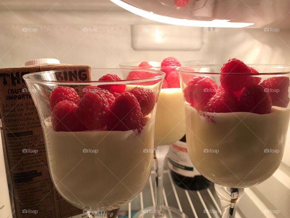 White chi pale dessert with raspberries 