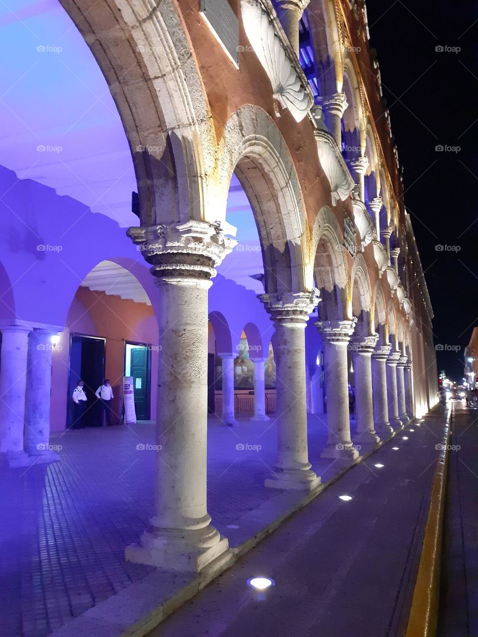 vista del edificio iluminado