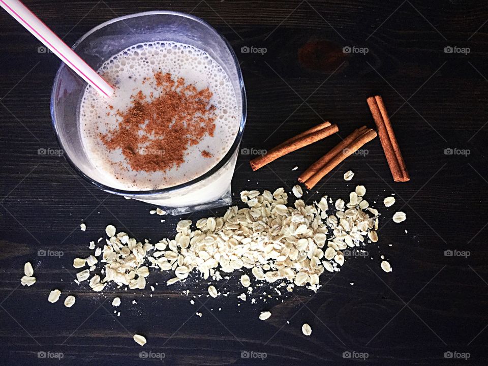 Cinnamon oat smoothie shown with ingredients