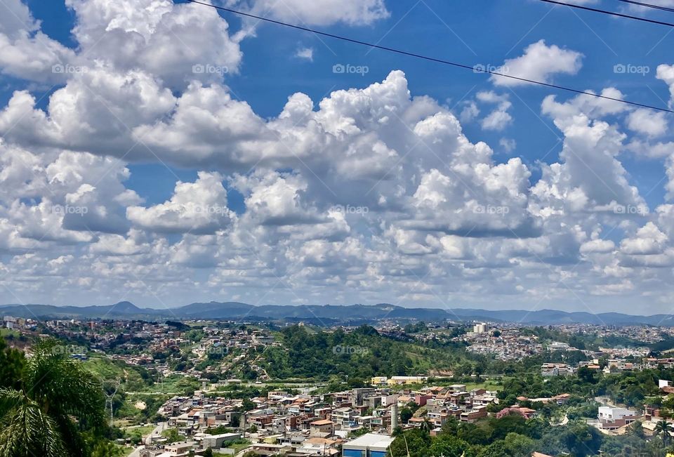 Na tarde tão quente, passando pelo município de Francisco Morato. 

Olhe lá quantas nuvens “tentando” sombrear a cidade…

📸 #FOTOGRAFIAéNOSSOhobby
#sky #céu #natureza #horizonte #fotografia 