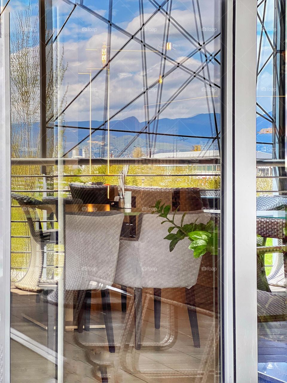 Glare in the shop window