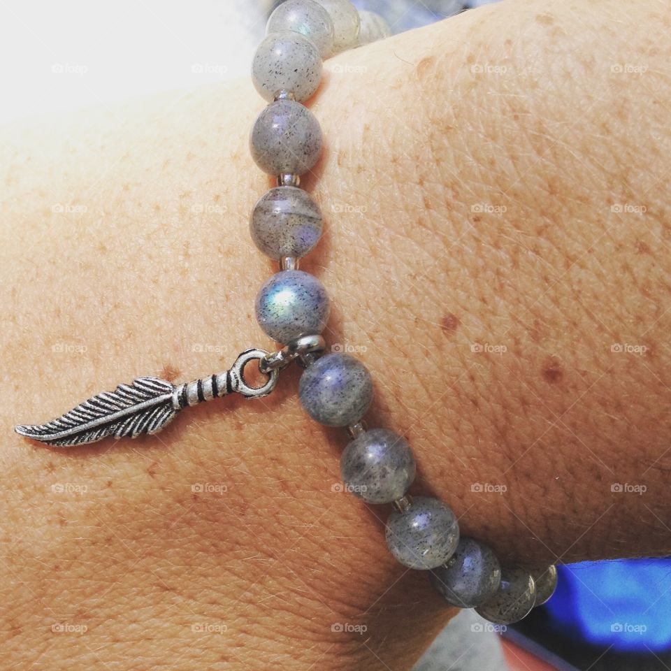 Labradorite bracelet with a feather pendant 