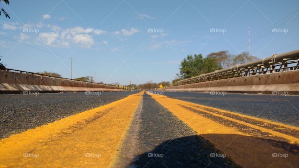 Faixas amarelas do asfalto.