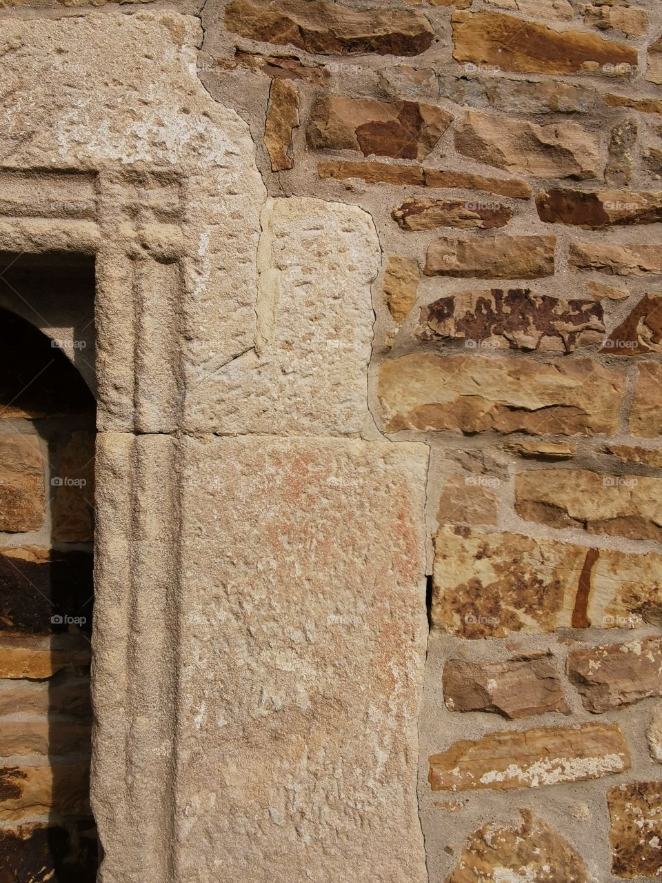 Detail einer uralten zugemauerten Tür