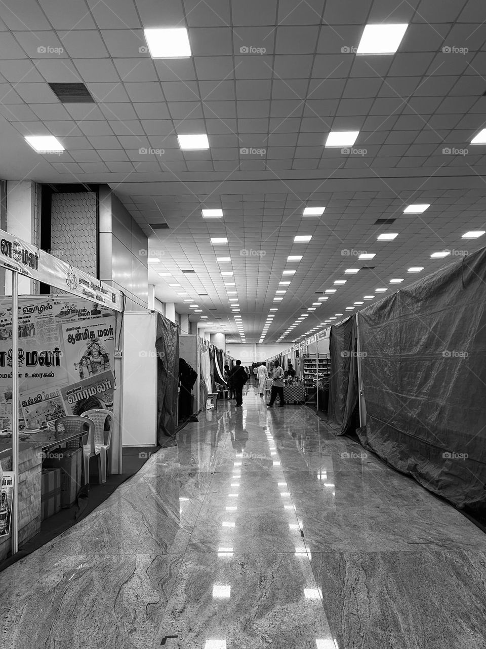 Monochromatic illusion - guiding light trail in and out of frame 