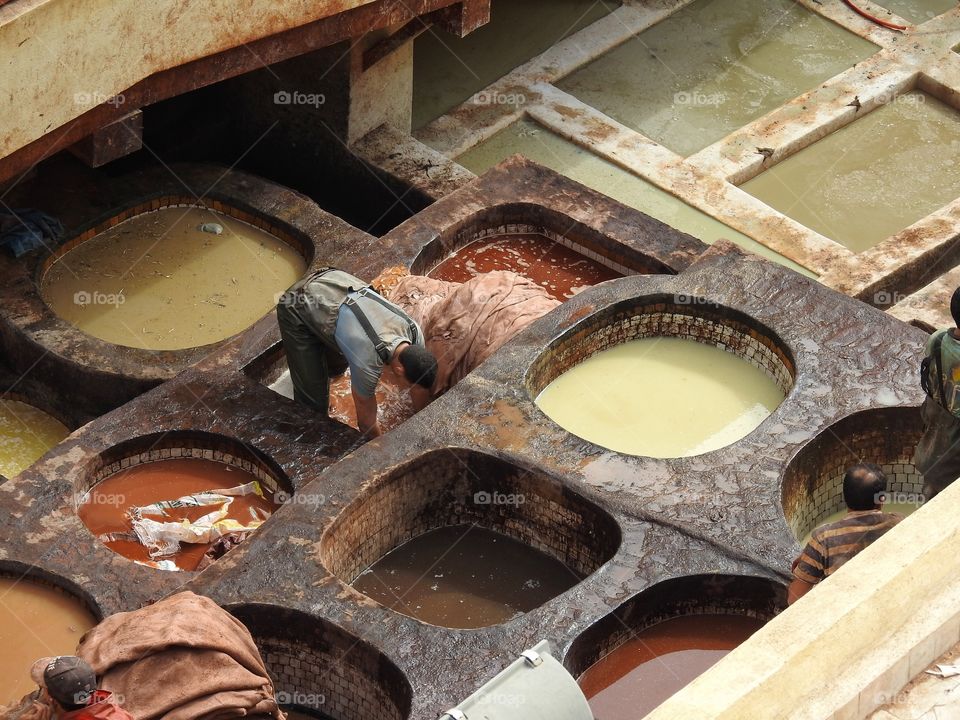 In Fès there are many craftmen working with the leather in the Tanneries