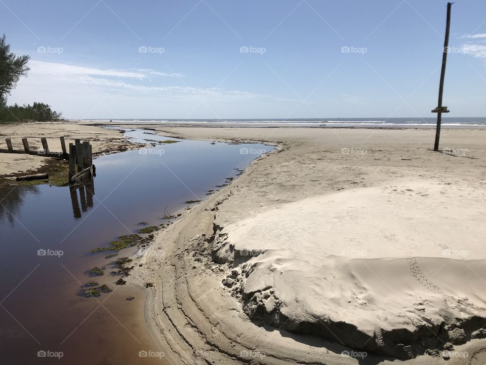 Riacho de encontro com o mar em Ilha Comprida - SP