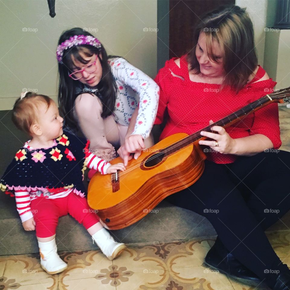 Minhas cantoras e musicistas preferidas: a esposa e as filhotas!
🎶 
#família #vida #música 