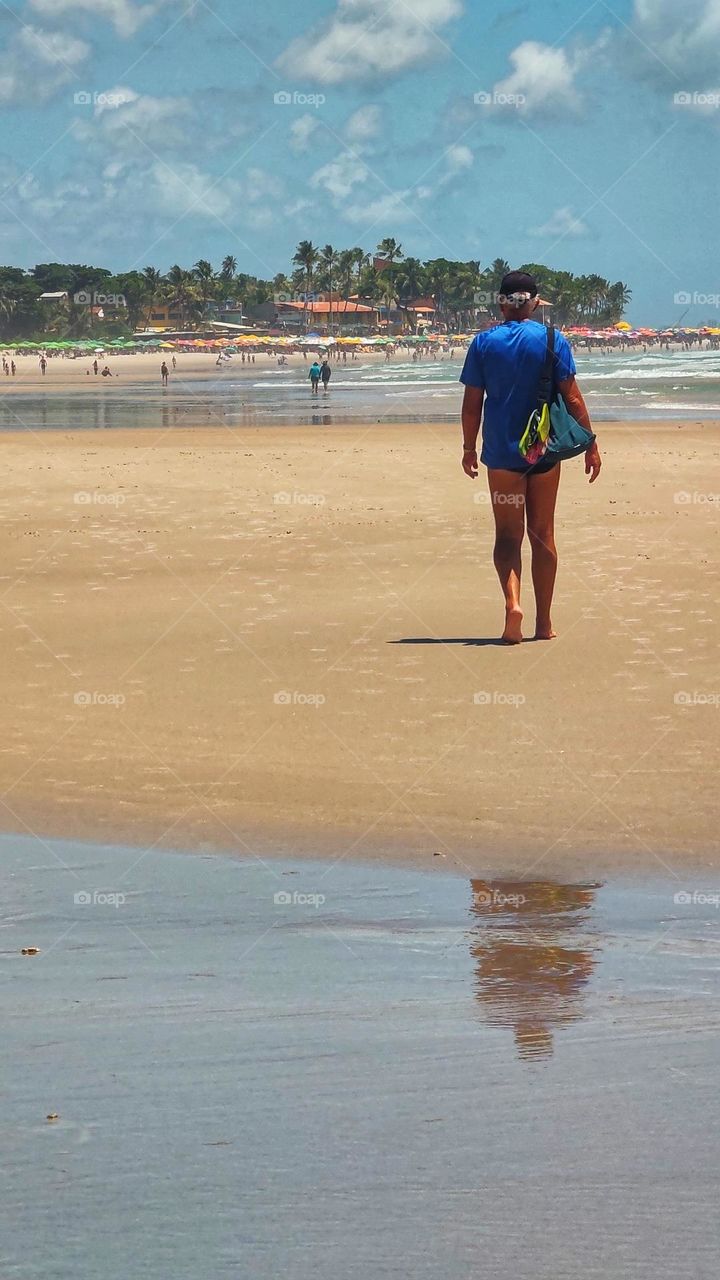 take advantage of the morning sun to walk on the sandy beach.