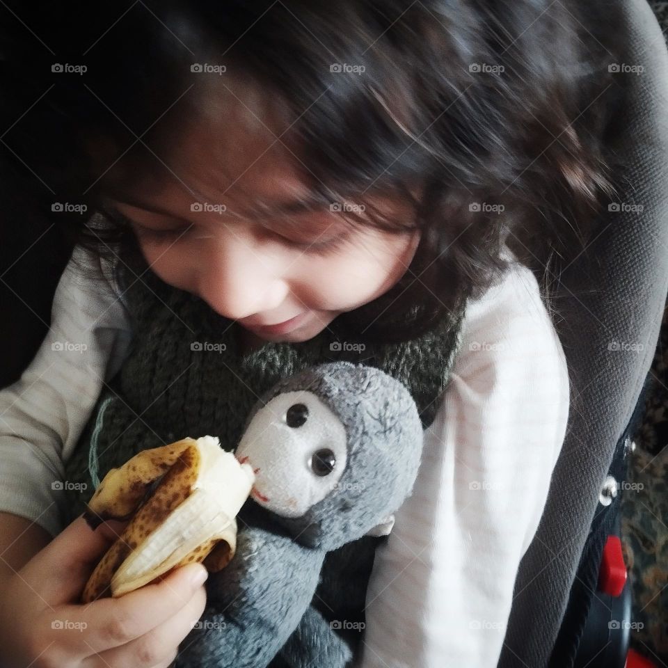 So emotional photo ,I can't ignore it .
Banana is one of  my little son's favorite fruit . When his favorite and lovely toy monkey is beside him . He absolutely serve it so many times . I love his forgiveness so much.