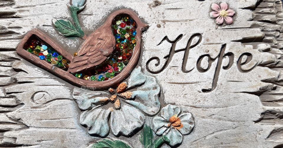 Bird wall plaque with the wording hope🙏