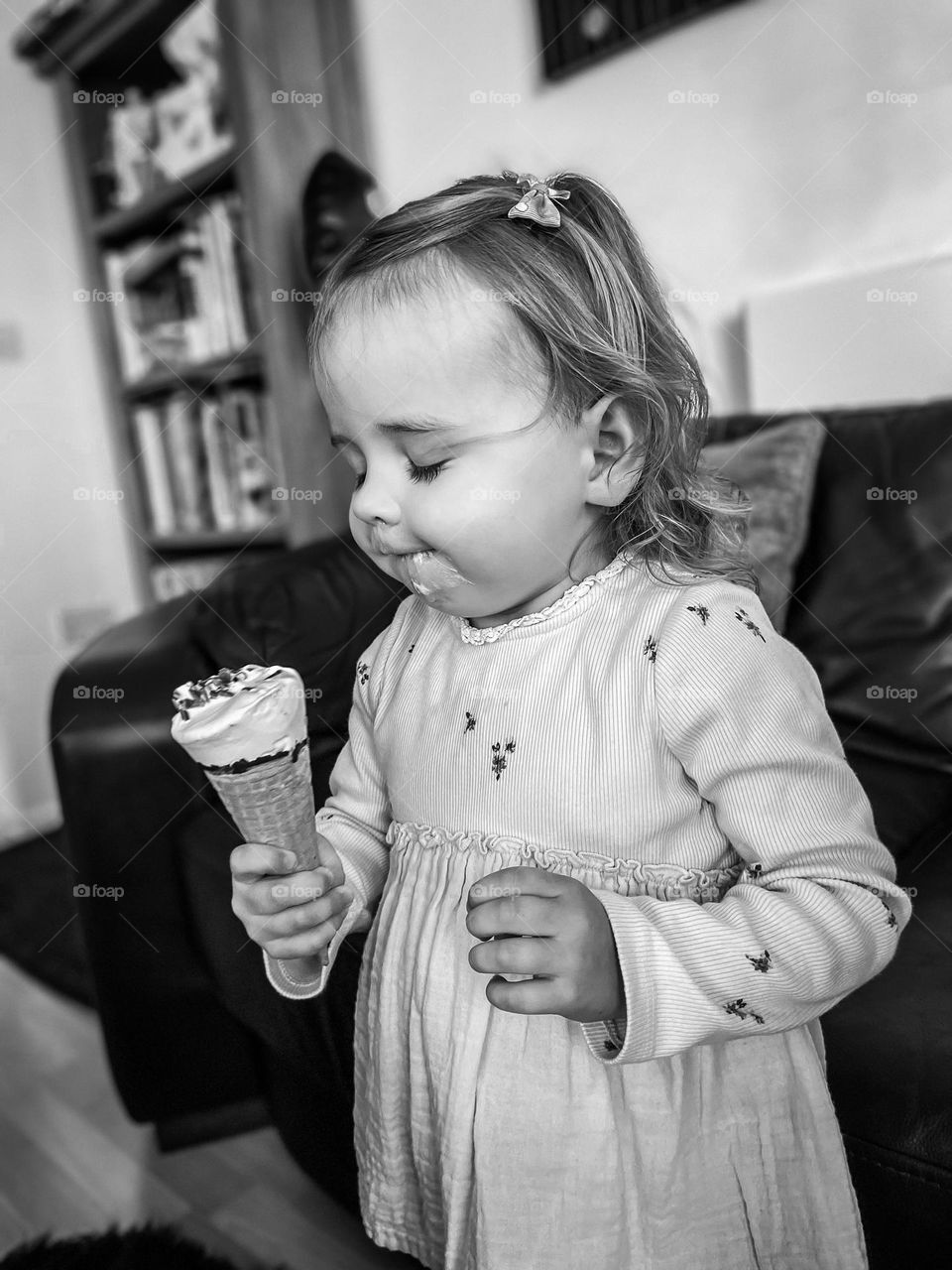 Child eats ice cream 