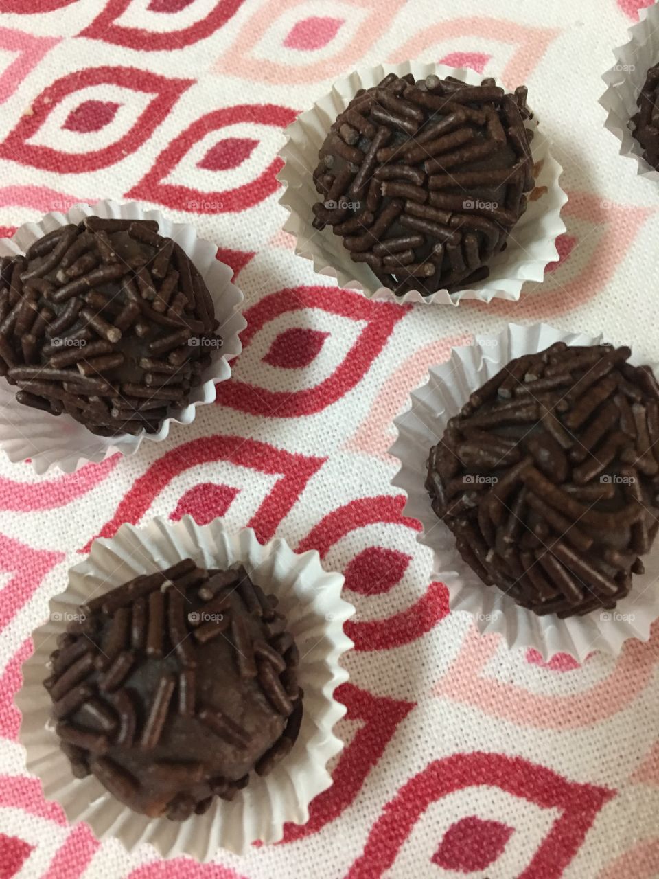 Brigadeiro! Um doce tipicamente brasileiro é delicioso de chocolate. 