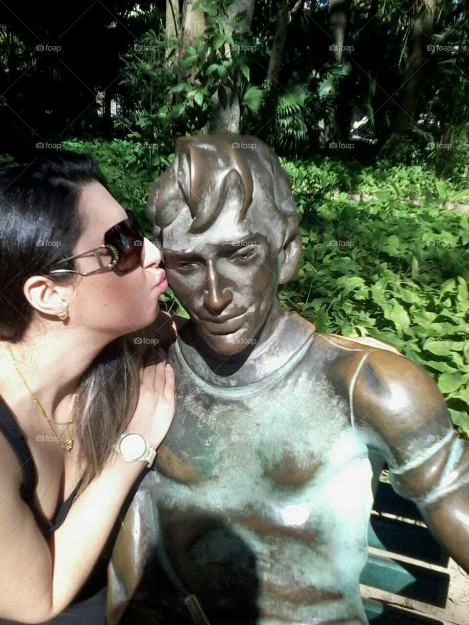 A estátua ganhou um beijo no Parque Lage!