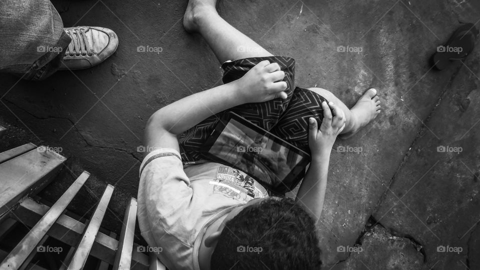 Criança com tablet.