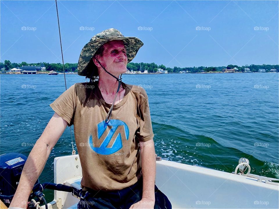 Captain „Timothy Trespas“ is sailing down the „East River“ on our lovely new day trip boat, a „23 O‘Day“ that we purchased for next to nothing at the „Mamaroneck“ marina in July of 2023. Hypnotic Productions