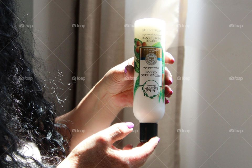 Herbal Essences detangling solutionin lady's hands