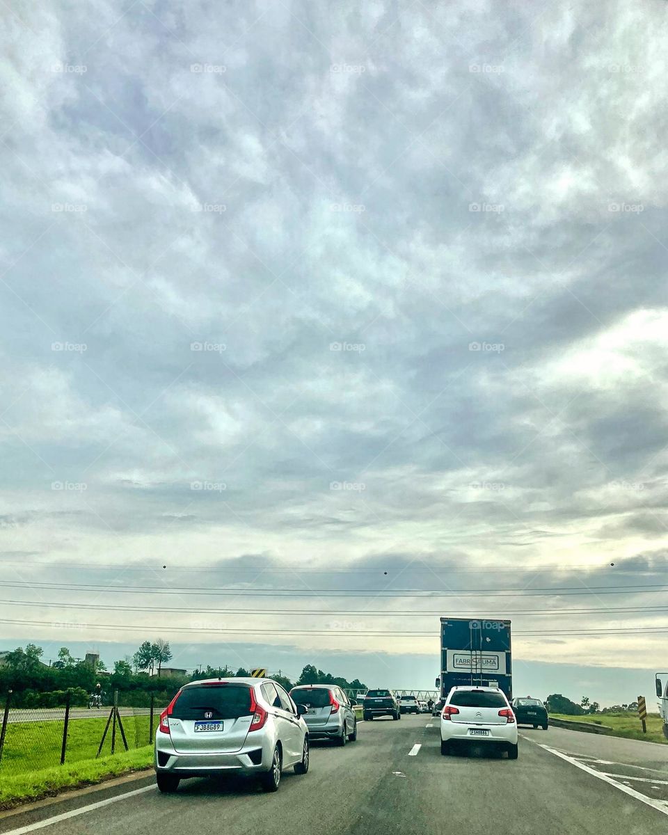 Quinta-feira brava… o congestionamento na Rodovia Dom Gabriel está enorme…

Evite o trecho, motorista!