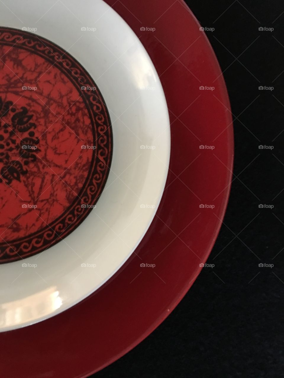 Red decorative plate 