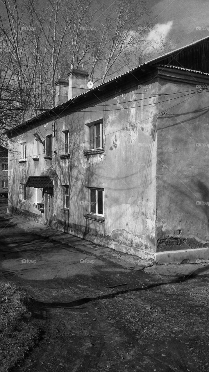 старый двухэтажный дом
