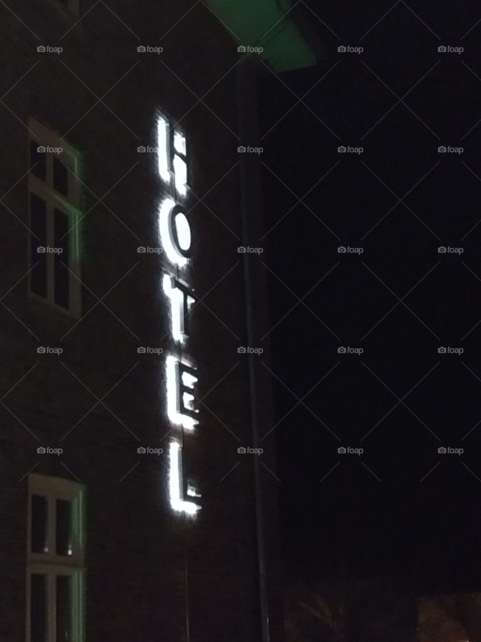 beleuchtetes Hotelschild