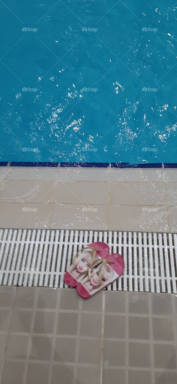 В   бассейн   прям   с   разбега!