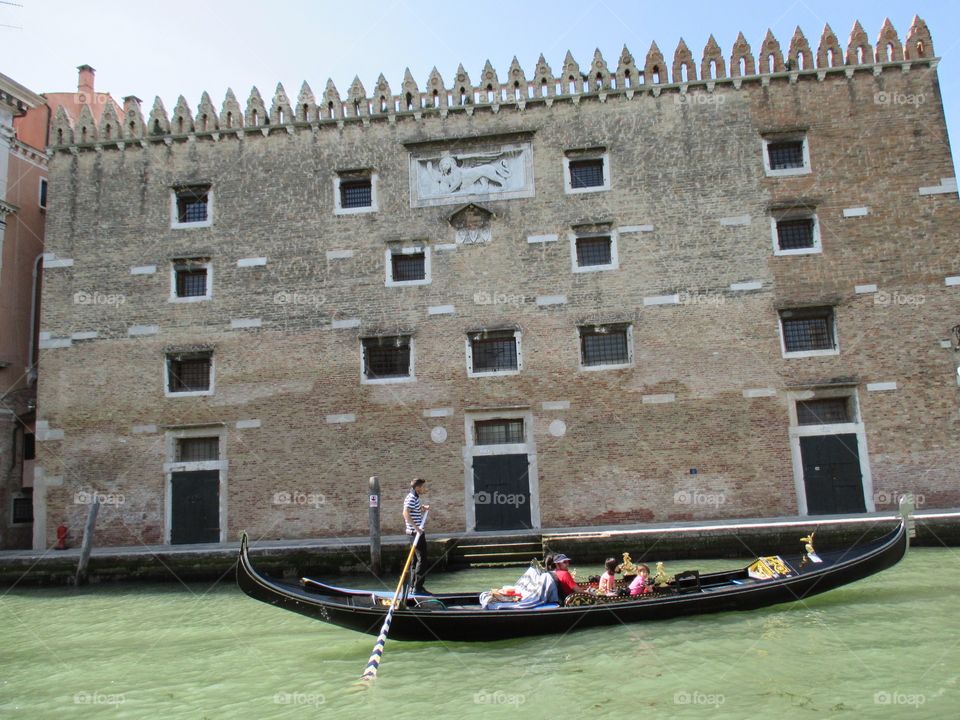 Una góndola por El  Gran Canal de Venecia