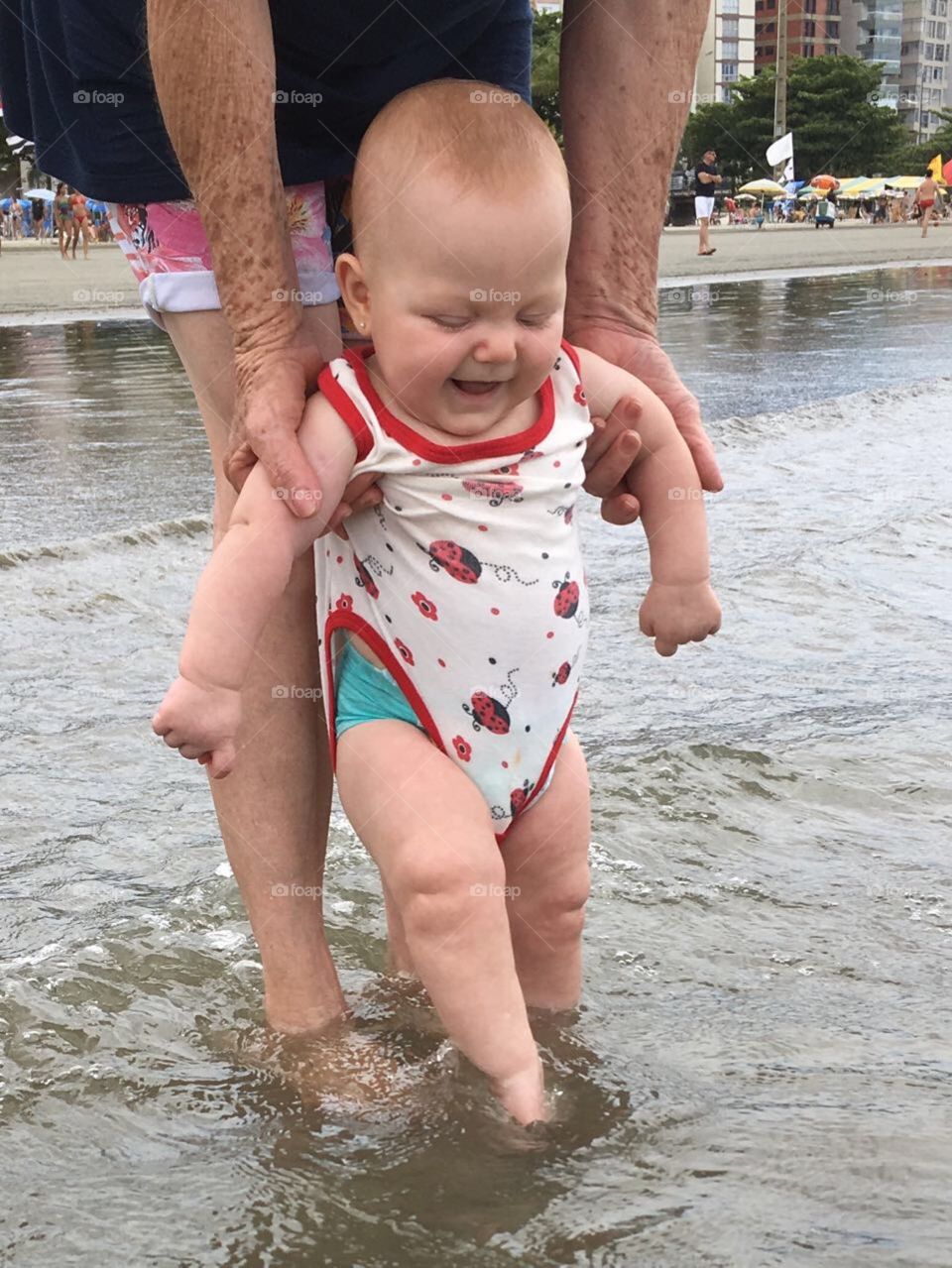 The thrill of learning to walk and feel the sea water on your feet is unique!  A sincere joy! / A emoção de aprender a andar e sentir a água do mar em seus pezinhos é única! Uma alegria sincera!