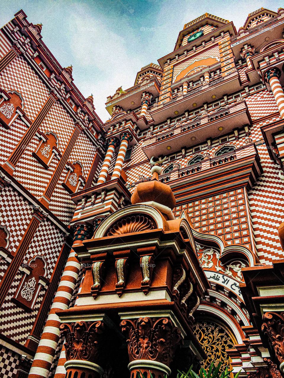This picture shows Sri Lanka's Red Mosque, or Jami Ul-Alfar Masjid, is one of the architectural wonders of the world. Situated in the bustling Pettah district, one of the oldest parts of the city of Colombo.