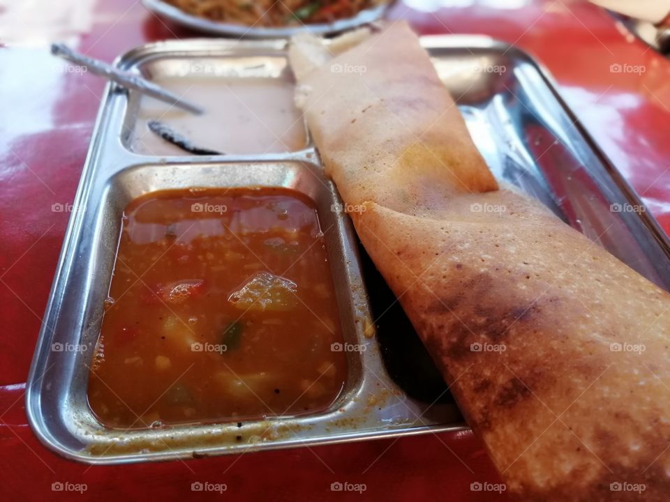 Traditionally, Dosas are served hot along with sambar, a stuffing of potatoes, and chutney.Dosas are a typical part of the Southern Indian
but the dish is now popular all over the Indian subcontinent.