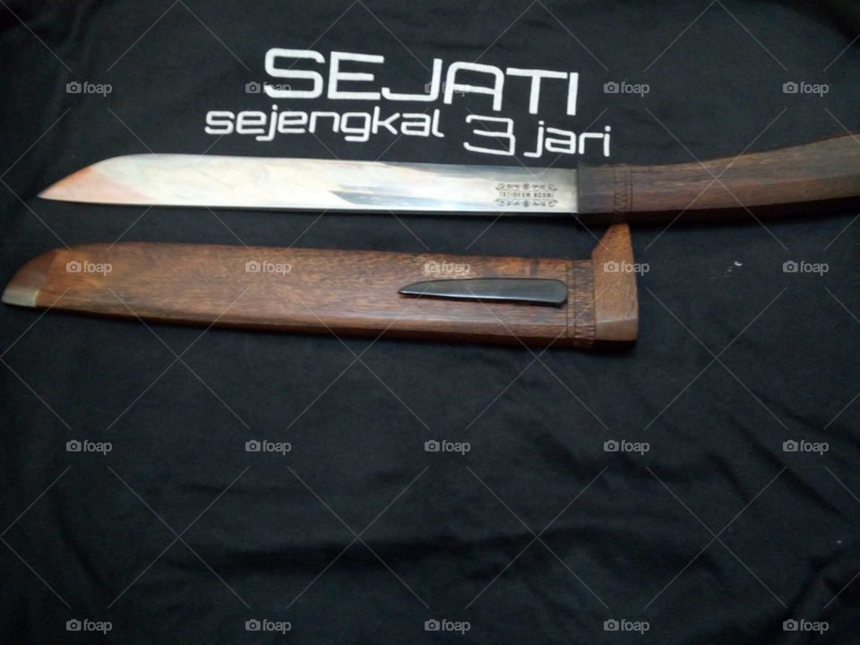 (cleaver)this is one of the objects and history of the betawi cultural,that exist in indonesia.this object is often used to fight in the colonial times.worn by severe fighters of indonesia,especially worn by jawarah or pendekar-pendekar betawi.