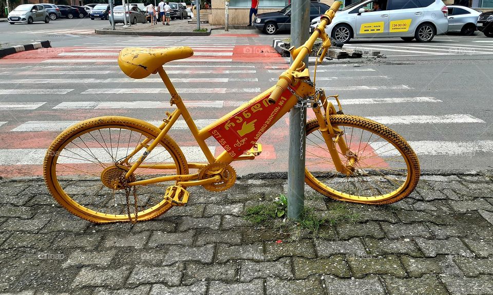 желтый велосипед вдоль дороги в Батуми